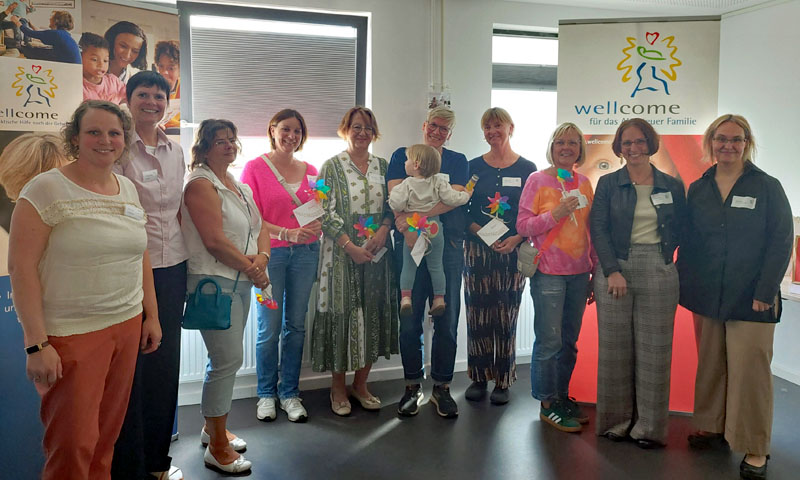 Gruppenbild mit wellcome-Teamleitung, Landeskoordinatorin und 6 Ehrenamtlichen