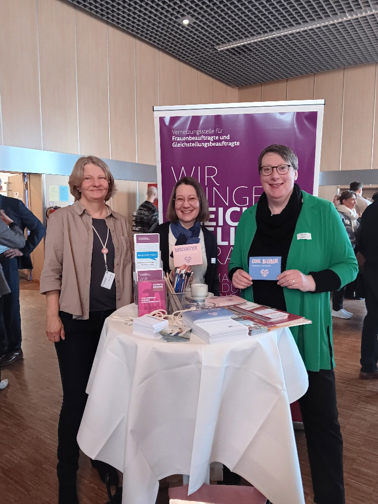 Elke Rühmeier, Christiane Hein und Silke Gardlo am Stehtisch mit Infomaterialien