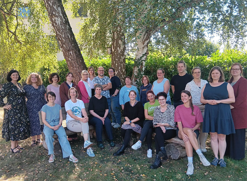 Gruppenbild der 20 Teilnehmenden, im Park