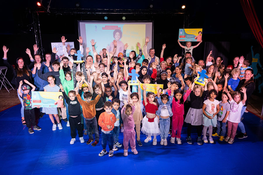 Gruppenbild mit Minister Dr. Andreas Philippi und den Kindern, Jugendlichen und Erwachsenen aus den ausgezeichneten Projekten des KinderHabenRechtePreises 2023