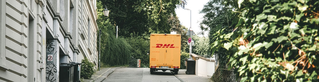 Parkendes DHL-Auto von hinten