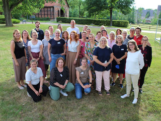 Gruppenbild: Die Koordinatorinnen und Koordinatoren der Netzwerke Frühe Hilfen in Niedersachsen