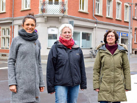 Dr. Rebekka Martínez Méndez, Ulrike Brockhaus und Vera Schreiber vor dem Haus Nikolaistraße 28a. Foto: Broermann / cps
