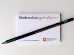Postit-Block und Bleistift mit Webadresse Kinderschutzportal