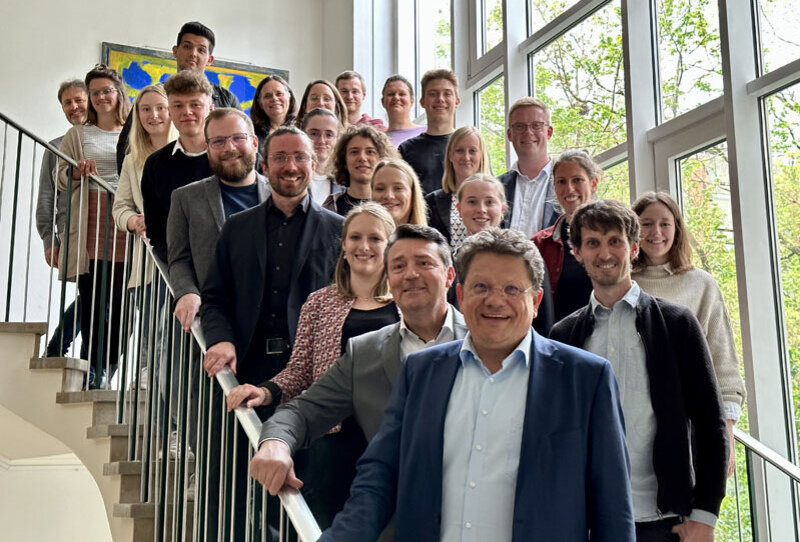 Gruppenbild: Minister Dr. Andreas Philippi und die Mitglieder des Landesbeirats für Jugendarbeit 