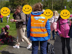 Lehererin trägt Warnweste bei einem Ausflug einer Grundschulklasse